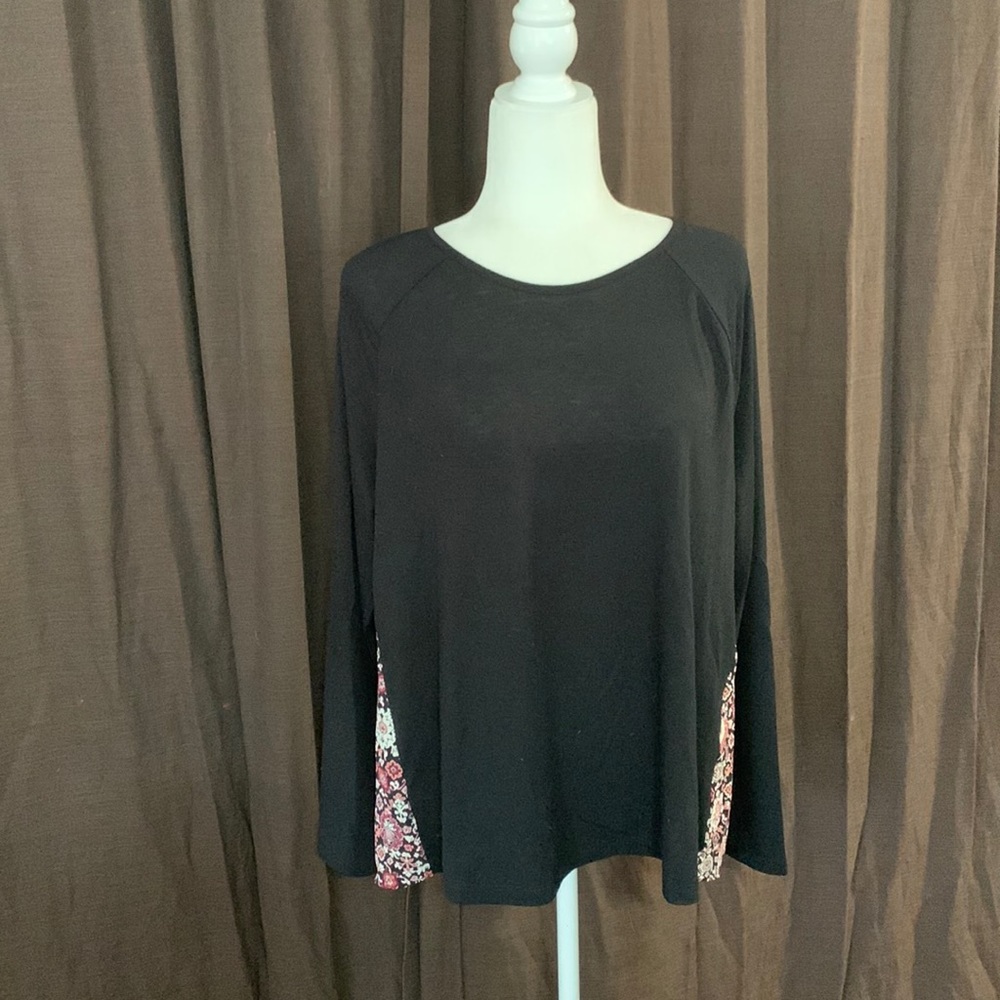 🌈Bundle any 3 items under $10 & I will offer for $10 Loft mixed materials blouse